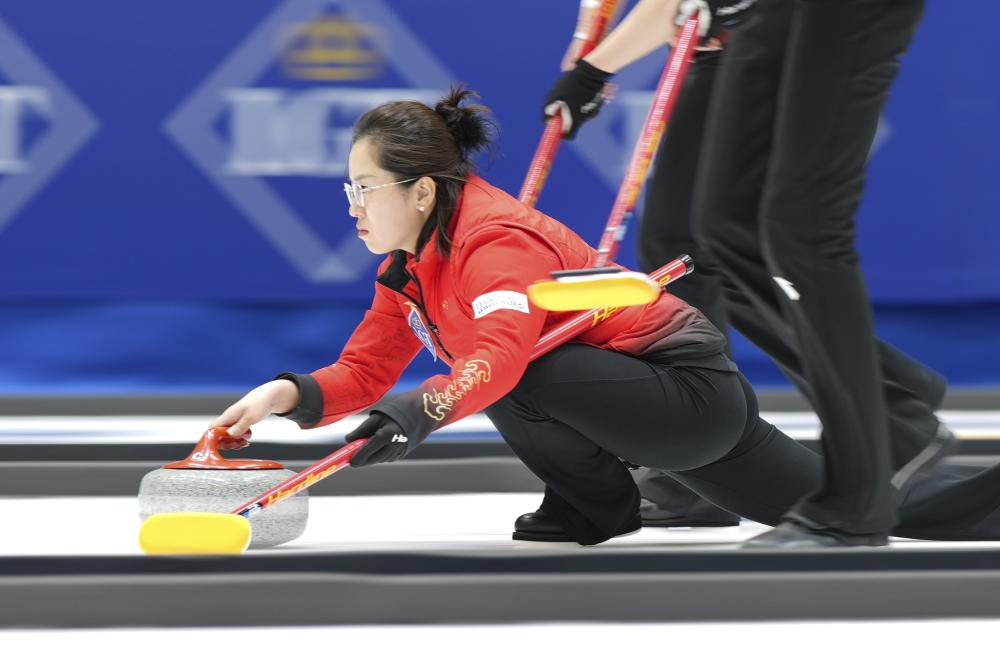 意昂体育：萨卡女友参加伦敦时尚大奖 蕾哈娜和玛雅等也参加.