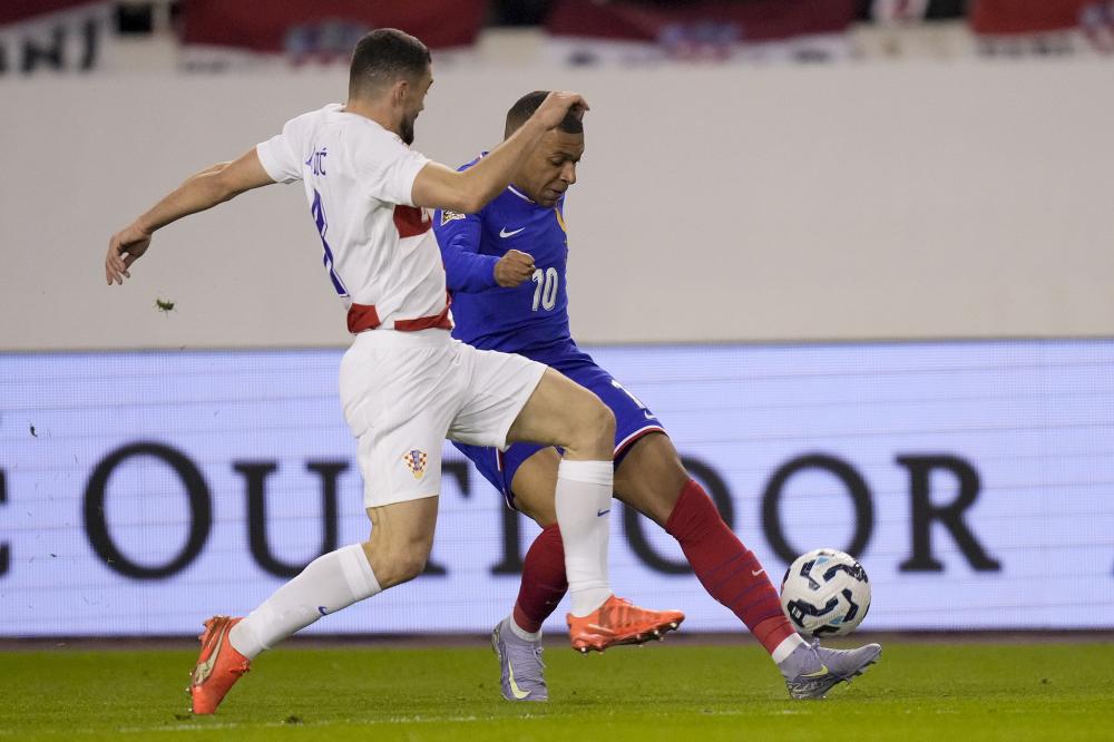 德甲-凯恩戴帽+中圈吊射 拜仁8-0大胜达姆施塔特.